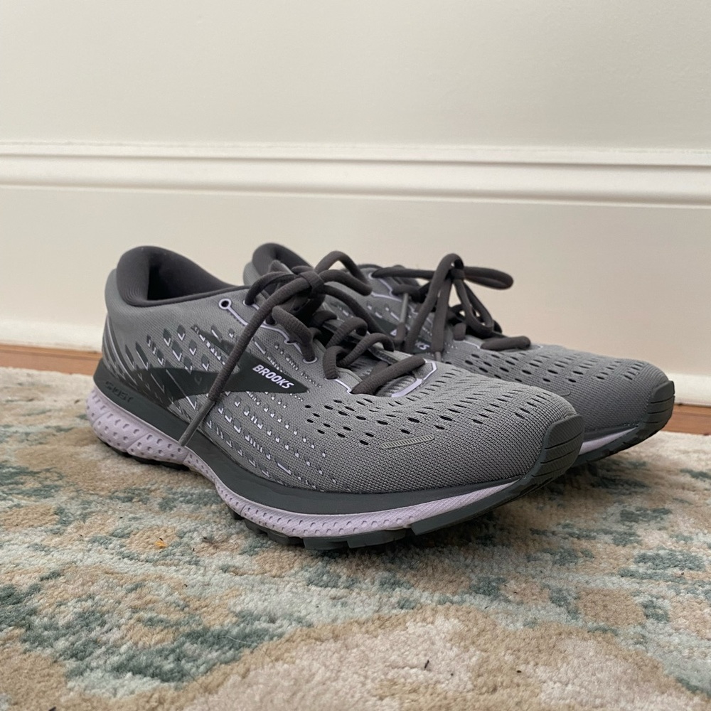 BROOKS- Ghost Sneakers (Gray, 9W)